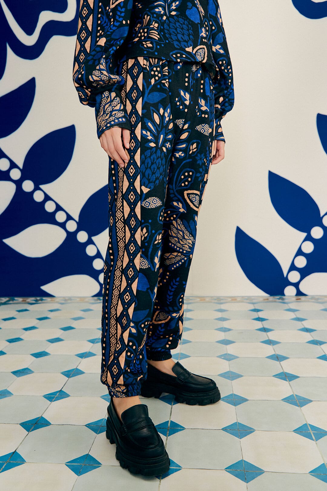 Farm Rio Black Macaw Forest Sweatpants